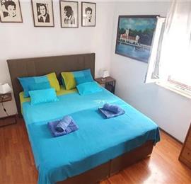 4 bedroom villa with pool in Maslinica, sleeps 8